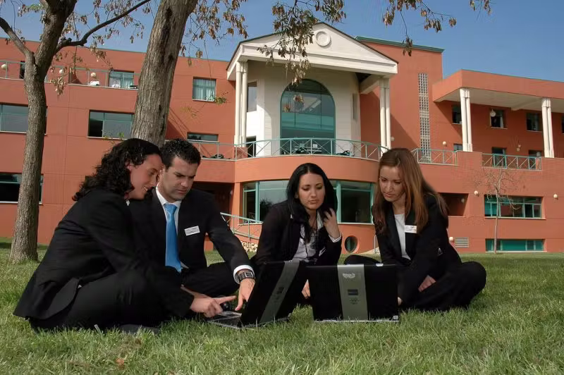 Les Roches Global Hospitality Education — kampus i studenti
