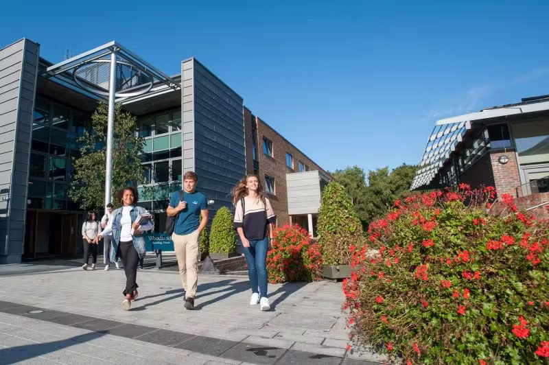 ACS International School Cobham — školski prostor i učenici