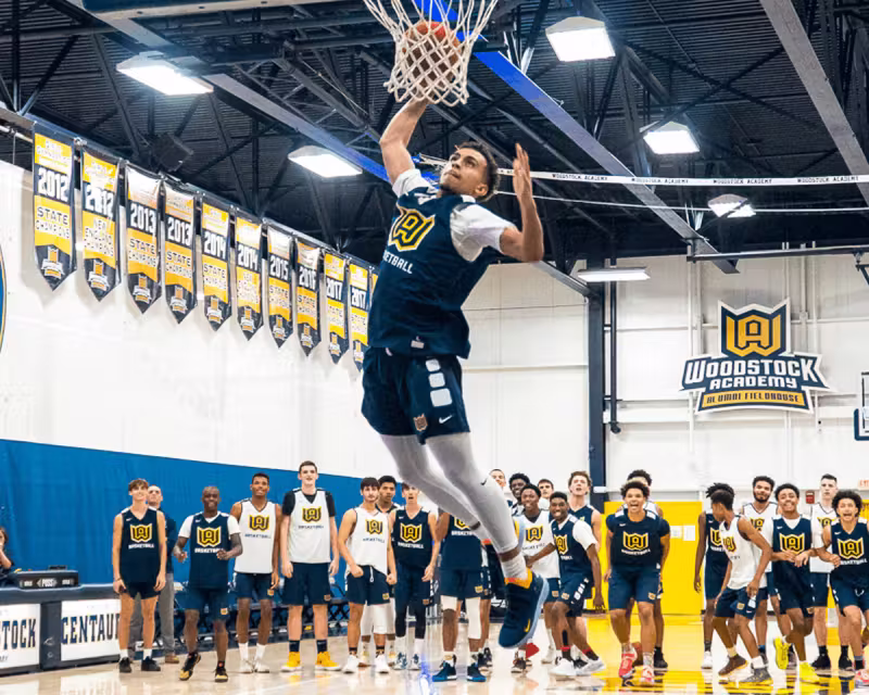 Woodstock Academy — školski prostor i učenici