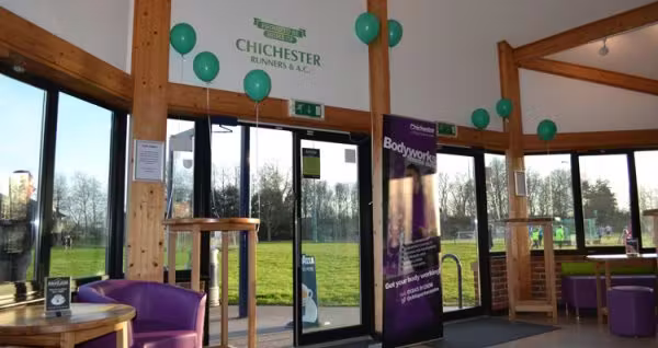 Chichester College — školski prostor i učenici