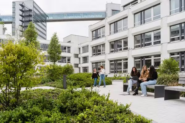 IU Internationale Houchschule HmhB — kampus i studenti