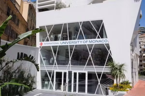 International University of Monaco — kampus i studenti