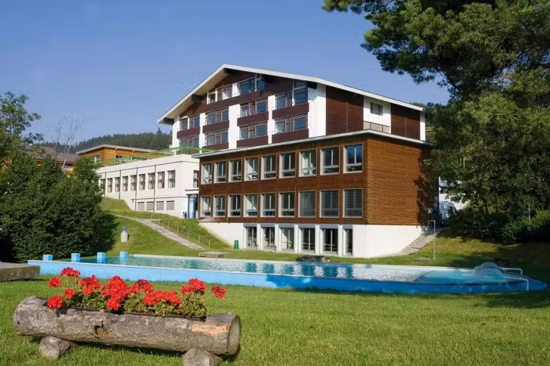 Les Roches Global Hospitality Education — kampus i studenti