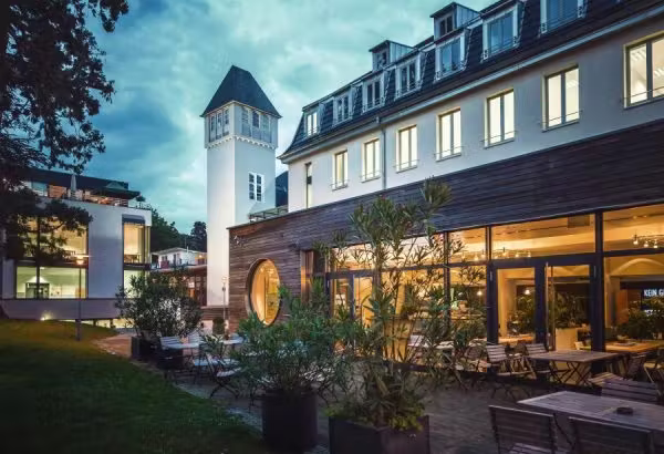 IU Internationale Houchschule HmhB — kampus i studenti