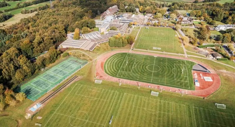 ACS International School Cobham — školski prostor i učenici